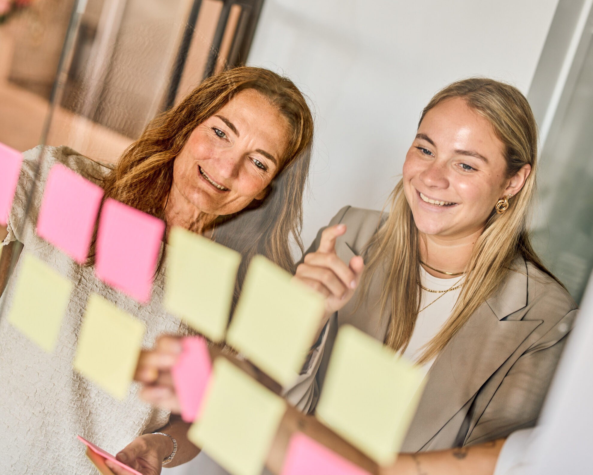 Brainstorm op het kantoor van CEM Company met Christel en Maïté